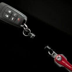 KeySmart MagConnect Magnetic Quick Disconnect 11 KeySmart MagConnect Magnetic Quick Disconnect -Professional Kitchen Tool Store KS814BLK KeySmart MagConnect Black with Keys Separated