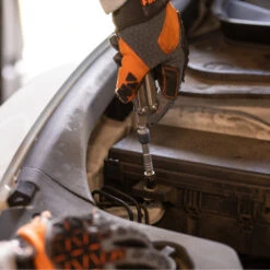 Leatherman Ratchet Driver -Professional Kitchen Tool Store LT931030 Leatherman Ratechet Driver in Use Engine Repair